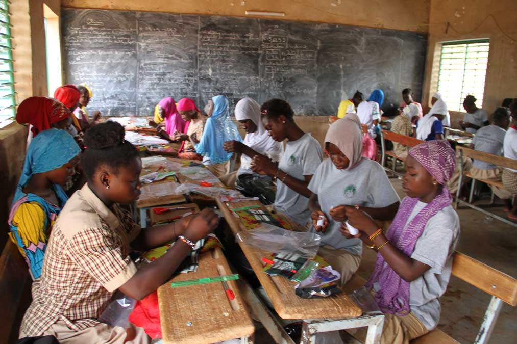 Atelier de confection de serviettes hygiéniques réutilisables avec des élèves filles, programme Éducation et Santé