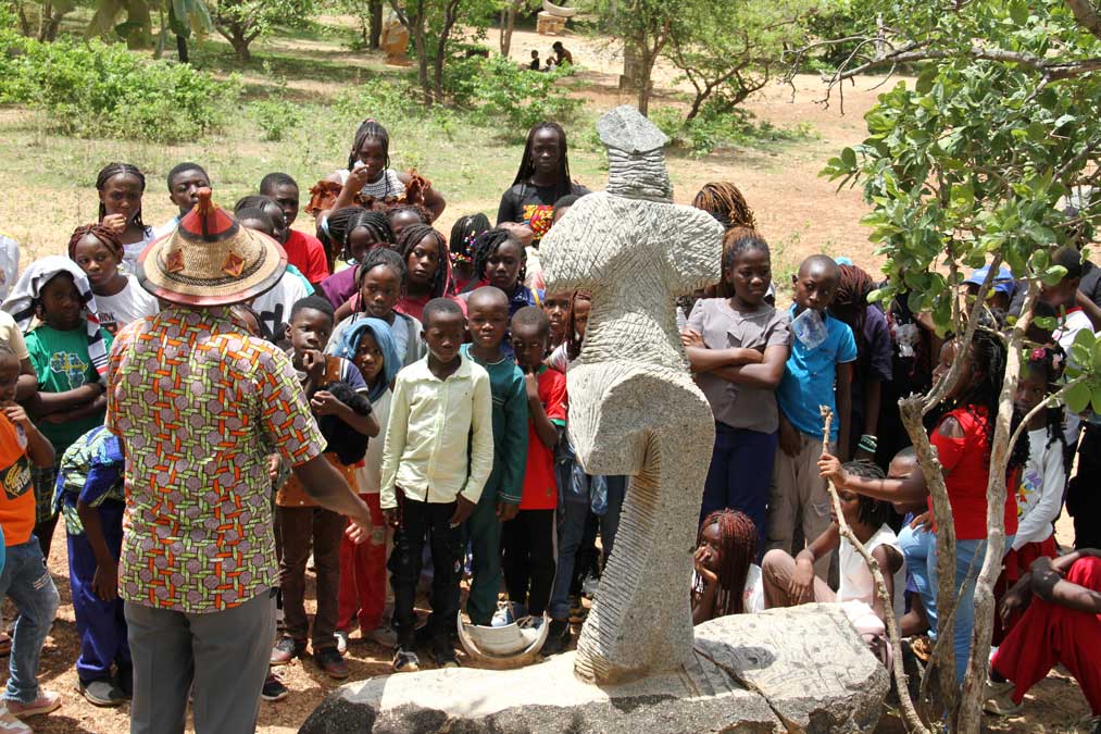 Enfants accompagnés par LYDIE lors d'une sortie pédagogique, programme Protection de l'enfance